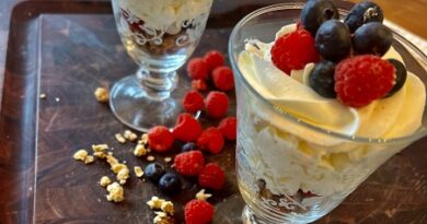 Mens sana in corpore sano: crema mascarpone e panna con granola e frutti di bosco