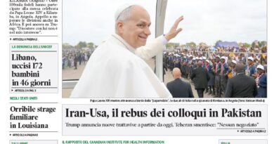 Front page of Corriere Canadese featuring a large Italian headline about a mass with the Pope and a photo of Pope Francis greeting a crowd, with a green masthead above and a secondary image captioned at the top left.