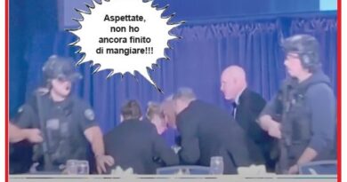 Satirical TV frame showing a press dinner scene with security guards; speech bubble reads in Italian, 'Aspettate, non ho ancora finito di mangiare!!!' and a news ticker at the bottom mentions Trump unharmed after a shooting incident at the correspondents' dinner.