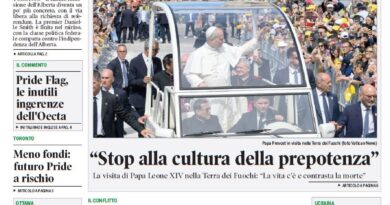 Front page of Corriere Canadese newspaper with Pope Francis in the popemobile amid a cheering crowd; main headline about secession risk: 'Rischio secessione, Smith nel mirino'