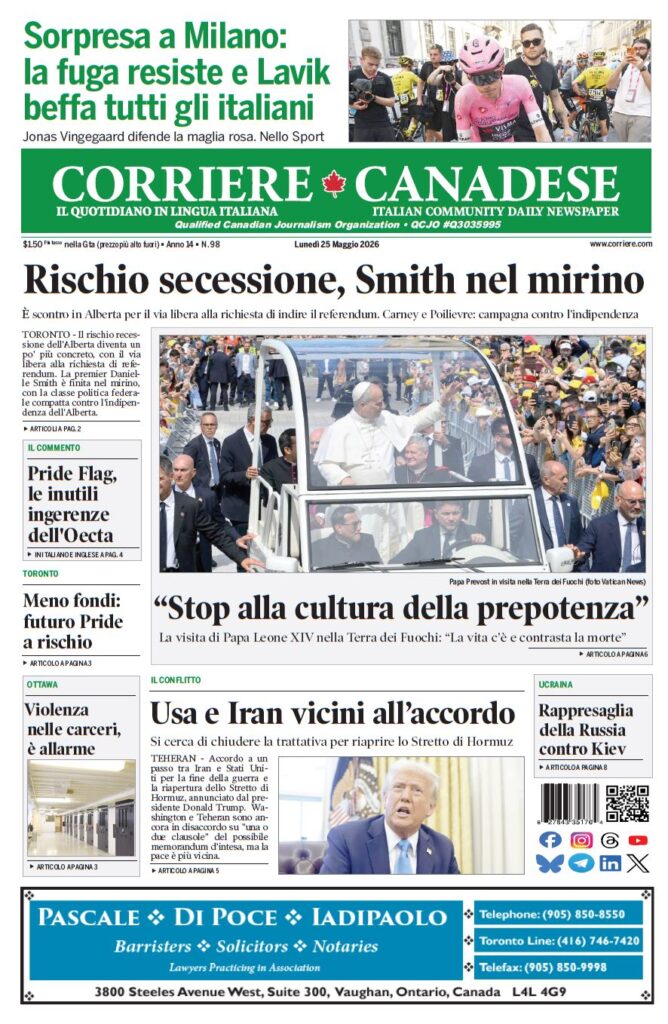 Front page of Corriere Canadese newspaper with Pope Francis in the popemobile amid a cheering crowd; main headline about secession risk: 'Rischio secessione, Smith nel mirino'