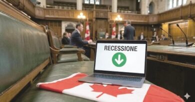 Laptop on a desk displaying 'RECESSIONE' with a green down arrow, placed on a Canadian flag inside a parliamentary chamber with people in the background.