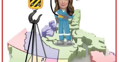 Satirical cartoon of a construction worker on a crane over a colored map of Italy, saying she's waiting for referendum results.