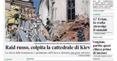 Front page of Corriere Canadese with the headline 'Trump: Hormuz riaprirà venerdì' and a photo shows firefighters amid damage at Kiev's Dormizione Cathedral.