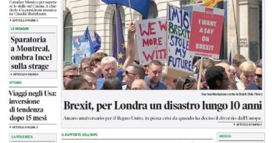 Front page of Corriere Canadese with 'Ora fronte comune Canada-Messico' headline and a crowd protest photo in the main image/splash area.