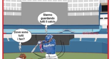 Cartoon baseball scene: batter swings and misses while a catcher asks where the fans are; they’re watching soccer as the crowd looks on.ansoches: (Dove sono tutti i fan? Stanno guardando tutti il calcio)