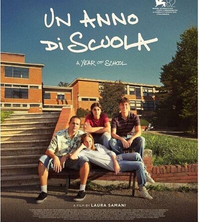 Poster for the film Un Anno di Scuola with four teens sitting on steps outside a brick school building.
