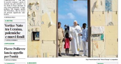 Front page of Corriere Canadese featuring Pope Francis at a doorway with migrants and the headline 'Il Papa: Il mondo sia più umano'.