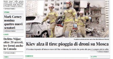 Front page of Corriere Canadese newspaper with a green masthead, large headline 'Trump: l’Italia ci ha voltato le spalle', and a photo of firefighters amid rubble in Kiev.