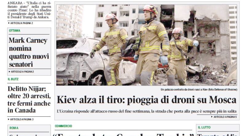 Front page of Corriere Canadese newspaper with a green masthead, large headline 'Trump: l’Italia ci ha voltato le spalle', and a photo of firefighters amid rubble in Kiev.