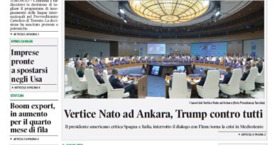 Front page of Corriere Canadese: bold headline 'Caos scuola, chi è al comando?' above a large image of a U.N.-style conference hall, with a green masthead banner reading 'CORRIERE CANADESE' and a stadium photo with a trophy in the top section.