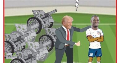 Cartoon politico su un campo da calcio: Trump mette una mano sullo spalle a un giocatore USA con numero 20, mentre sullo sfondo c’è una pila di sedie o carri dotati di ruote; fumetto in italiano dice 'Non preoccuparti Balogon, ci sono io...'.