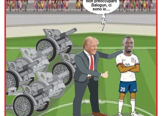 Cartoon politico su un campo da calcio: Trump mette una mano sullo spalle a un giocatore USA con numero 20, mentre sullo sfondo c’è una pila di sedie o carri dotati di ruote; fumetto in italiano dice 'Non preoccuparti Balogon, ci sono io...'.